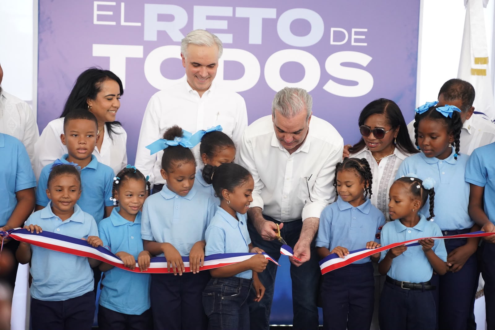 Presidente Abinader destaca la importancia de la familia en la formación educativa